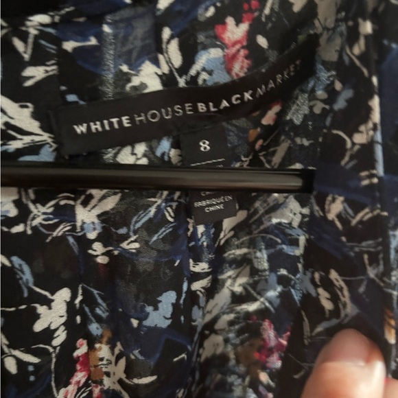 White House Black Market Top Womens 8 Black Blue Floral Neck Cutout Flowy Artsy - Picture 3 of 5